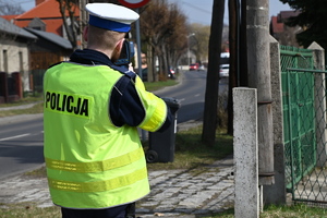 na zdjęciu umundurowany policjant dokonujący kontroli prędkości