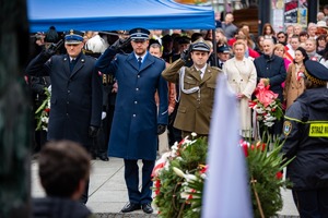 na zdjęciu przedstawiciele służb mundurowych oddający honor przed pomnikiem niepodległości