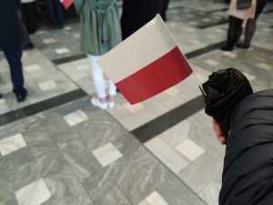 na zdjęciu chorągiewka z barwami flagi Polski