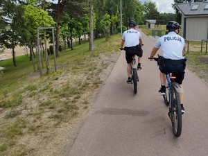 na zdjęciu policjanci umundurowani jadący w patrolu rowerowym.