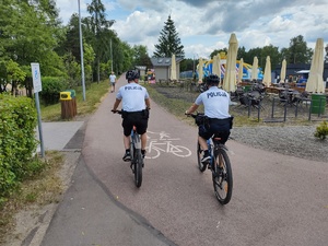 na zdjęciu policjanci umundurowani jadący w patrolu rowerowym.