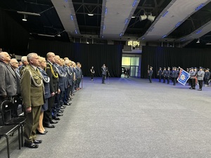 na zdjęciu stojący pododdział policjantów, oraz zaproszeni goście