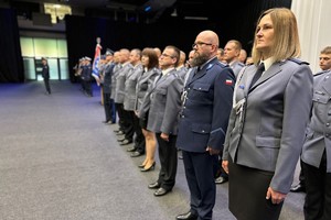 na zdjęciu stojący pododdział policjantów w umundurowaniu