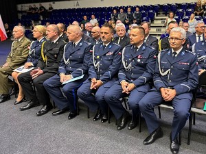 na zdjęciu zaproszeni goście i umundurowani policjanci siedzący w hali MCKiS