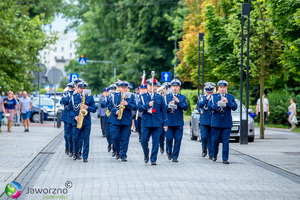 na zdjęciu maszerująca Orkiestra Komendy Wojewódzkiej Policji w Katowicach.