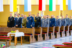 na zdjęciu stojący w ławach kościoła umundurowani policjanci, umundurowani przedstawiciele instytucji oraz przedstawiciele władz miasta