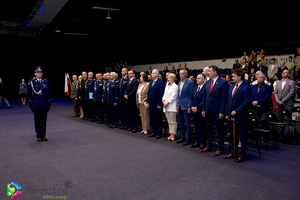 na zdjęciu zaproszeni goście oraz umundurowani policjanci wraz z dowódcą uroczystości