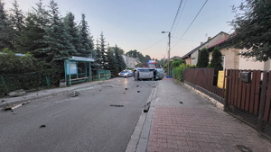 na zdjęciu pojazd na ulicy po wypadku, leżący na boku, po lewej stronie radiowóz policyjny oraz wóz strażacki