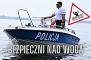 Umundurowany Policjant na łodzi