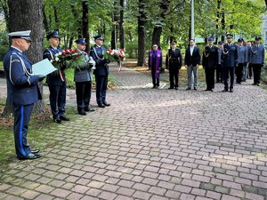 na zdjęciu umundurowani uczestnicy uroczystości, przedstawiciele władz miasta oraz przedstawiciele innych instytucji