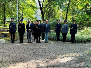 na zdjęciu umundurowani uczestnicy uroczystości oraz przedstawiciele władz miasta, innych instytucji