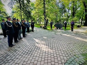 na zdjęciu uczestnicy uroczystości oraz kapelan jaworznickich policjantów, który stoi przy pomniku