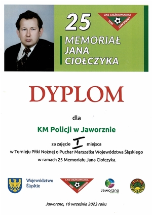 obraz przedstawia: 25 Memoriał Jana Ciołczyka, Dyplom dla KM Policji w Jaworznie za zajęcie I miejsca w Turnieju Piłki Nożnej o Puchar Marszałka Województwa Śląskiego w ramach 25 Memoriału Jana Ciołczyka