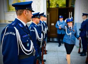 na zdjęciu kompania honorowa, która stoi przed urzędem stanu cywilnego, z którego wychodzą umundurowani policjanci.