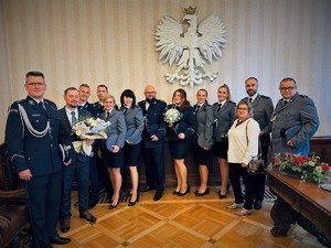 zdjęcie grupowe umundurowanych policjantów z policyjnym małżeństwie w Urzędzie Stanu Cywilnego