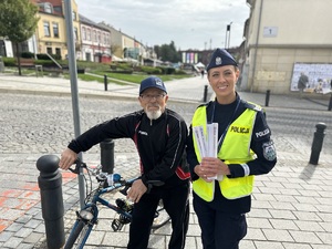 na zdjęciu umundurowana policjanta i rowerzysta