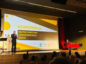 Pan Komendant w umundurowaniu galowym przemawia na konferencji