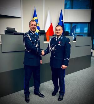 na zdjęciu Komendant Miejski Policji w Jaworznie składa gratulacje Zastępcy Komendanta Miejskiego Policji w Jaworznie podając mu dłoń