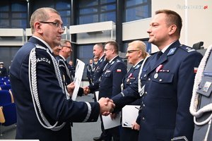 na zdjęciu generał Komendy Wojewódzkiej Policji w Katowicach składa gratulacje awansowanemu komendantowi Policji w Jaworznie