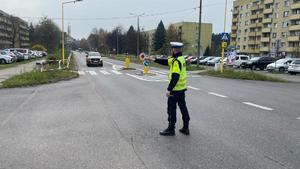 na zdjęciu policjant drogówki, który zatrzymuje samochód do kontroli