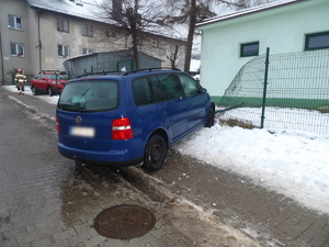 na zdjęciu samochód osobowy, który uszkodził ogrodzenie