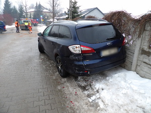 na zdjęciu samochód osobowy, który wjechał w ogrodzenie