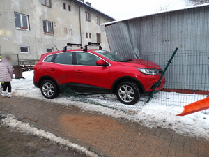 na zdjęciu samochód osobowy, który wjechał w garaż i ogrodzenie