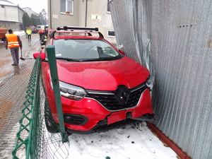 na zdjęciu samochód osobowy, który wjechał w garaż i ogrodzenie