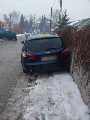 na zdjęciu samochód osobowy, który stoi przy ogrodzeniu