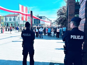 na zdjęciu umundurowani policjanci obserwują Rynek Główny i uroczystości