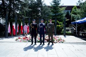 na zdjęciu umundurowani przedstawiciele służb mundurowych stojący przy pomniku niepodległości