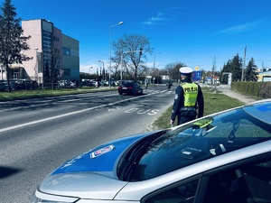 na zdjęciu umundurowany policjant ruchu drogowego obserwuję drogę