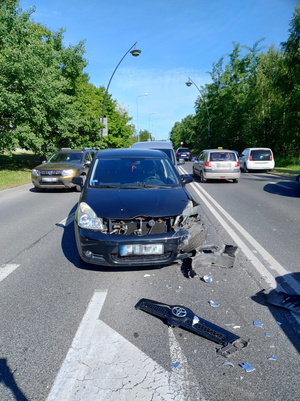 na zdjęciu samochód osobowy z rozbitym przodem