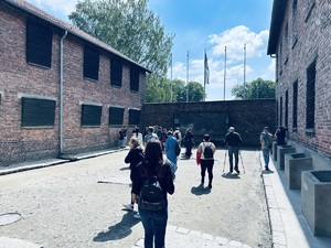 na zdjęciu uczestnicy szkolenia zwiedzający teren muzeum