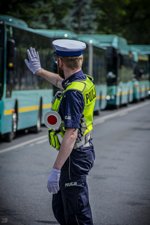 na zdjęciu policjant ruchu drogowego wstrzymuje ruch