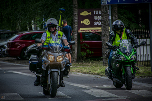 na zdjęciu umundurowani policjanci na motorach