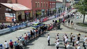 na zdjęciu radiowóz policyjny, który wjeżdża w kolumnę na Rynku Głównym