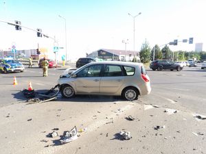 na zdjęciu skrzyżowanie, na którym stoi uszkodzony pojazd oraz służby ratunkowe