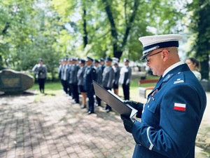 na zdjęciu umundurowany policjant wygłasza przemówienie