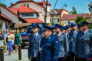 na zdjęciu umundurowani policjanci maszerują w szyku