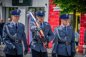 na zdjęciu umundurowani policjanci ze sztandarem