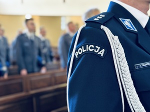 na zdjęciu napis policja na policyjnym mundurze