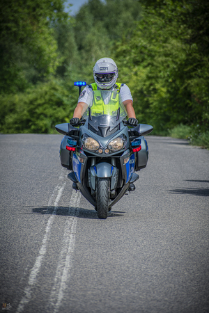 na zdjęciu umundurowany policjant na policyjnym motocyklu