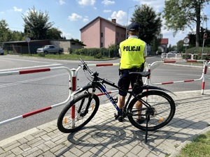 Umundurowany funkcjonariusz Policji z rowerem