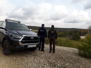 na zdjęciu umundurowany policjant wspólnie ze strażnikiem straży leśnej