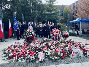 na zdjęciu uczestnicy uroczystości przy pomniku niepodległości, przy pomniku złożone wieńce z kwiatów