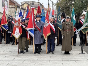 na zdjęciu uczestnicy uroczystości trzymający poczty sztandarowe