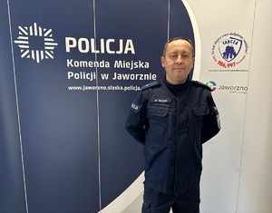 na zdjęciu umundurowany policjant