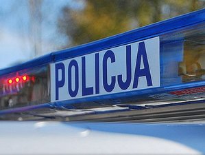 na zdjęciu znajdują się światła radiowozu policyjnego oraz napis Policja