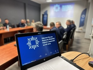 na zdjęciu komputer laptop a na nim napis odprawa roczna w komendzie miejskiej Policji w Jaworznie